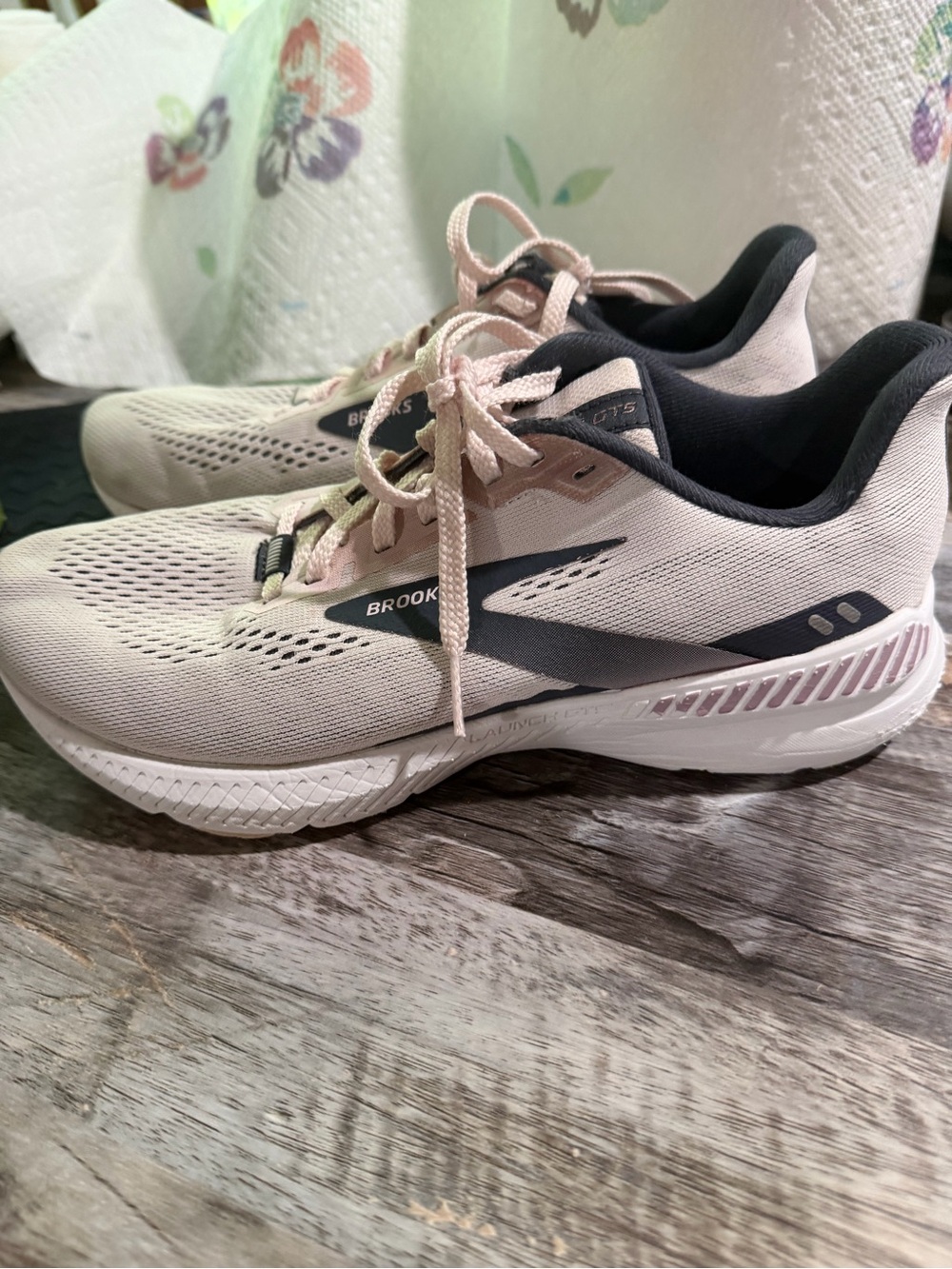 Brooks Women’s size 8.5 Athletic Shoes — Light Pink with Gray Accents - Picture 3 of 9